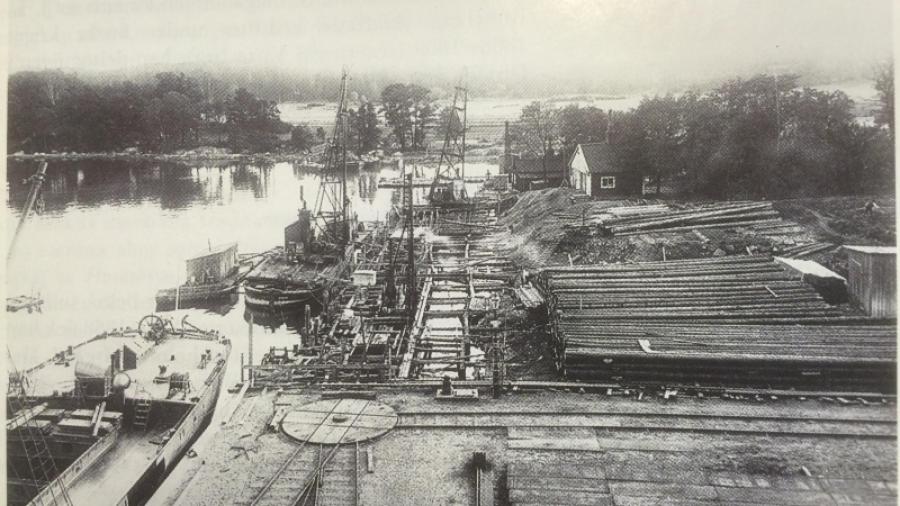 Timmerlossning i Frihamnen, sent 1800-tal, när det hade byggts en järnväg ner till hamnen. 